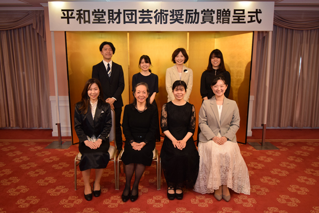受賞者7名の皆さんと夏原理事長