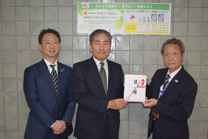 花王グループカスタマーマーケティング 岡本様(左)と平和堂 松澤より、滋賀県緑化推進会 神田様へ贈呈