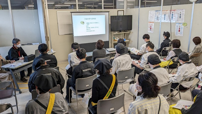 北陸店舗で実施している「認知症サポーター養成講座」の様子